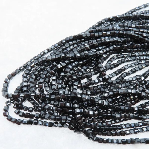 Hematyt grafitowy kostka polerowana 2,5 mm (sznur)