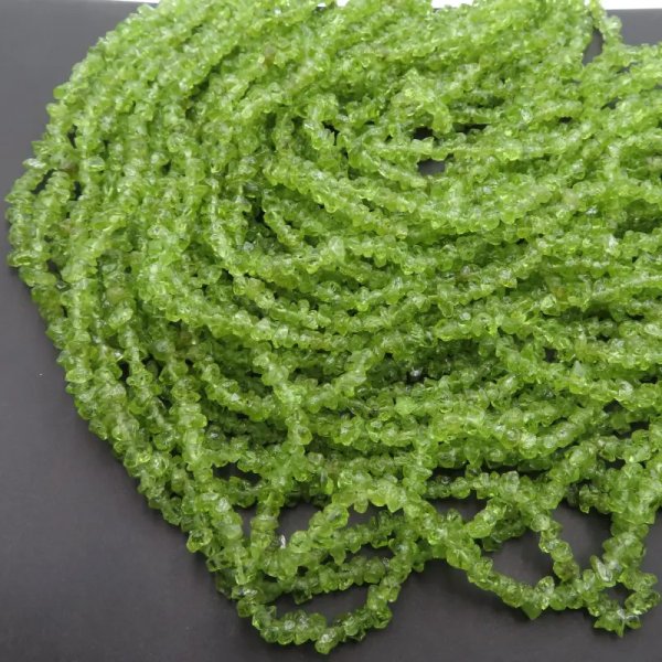 Oliwin (Peridot) sieczka surowa 5-6 mm (sznur)