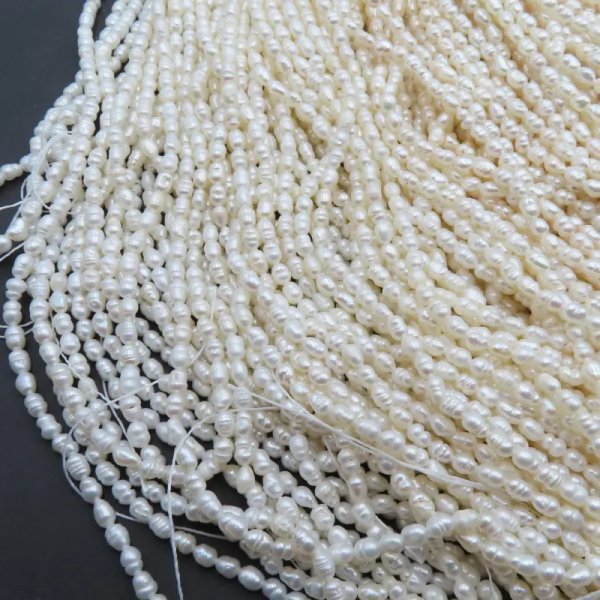 Perły Naturalne Hodowane białe ryż 3-3,5 mm nr 240 (sznur)