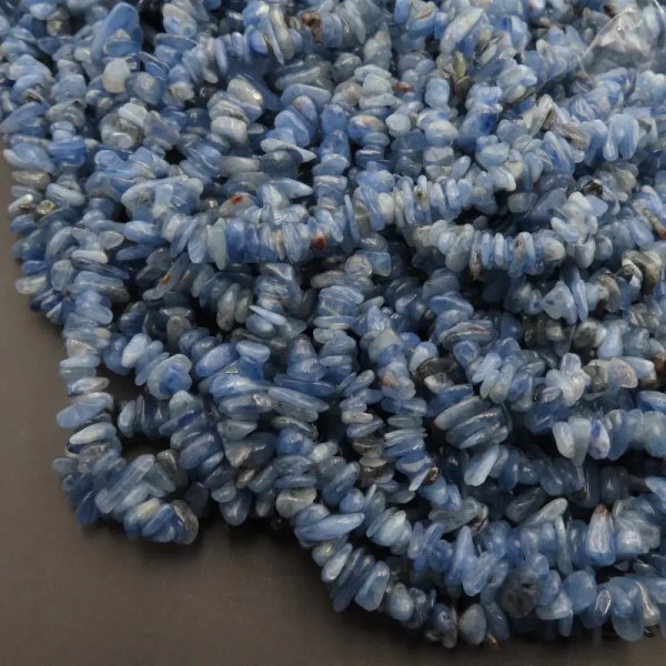 Kyanit polerowana sieczka 8–10 mm – sznur ok. 80 cm