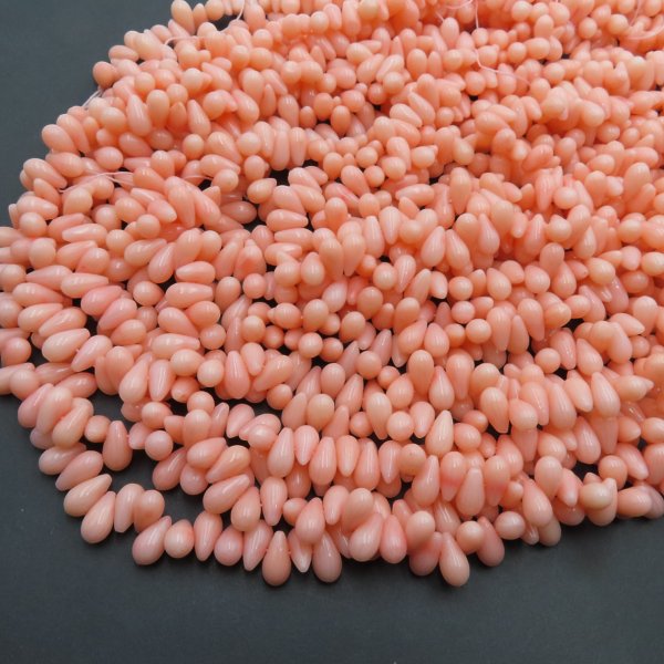 Koral  różowy krople (wiercone na środku) 5x9mm (sznur)