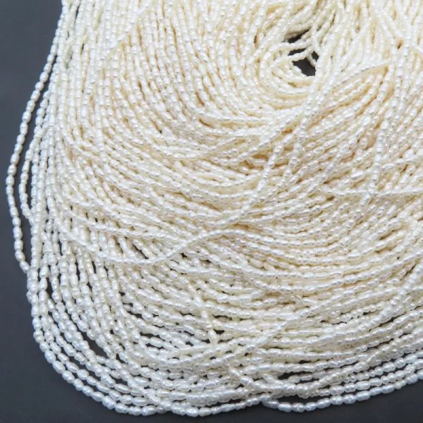 Perły Naturalne Hodowane białe ryż 2-2,5 mm nr 252(sznur)