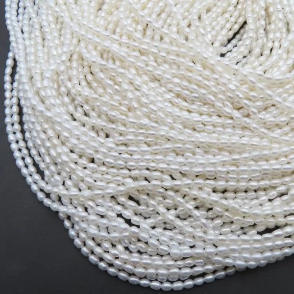 Perły Naturalne Hodowane białe ryż 2,5 mm nr 258(sznur)