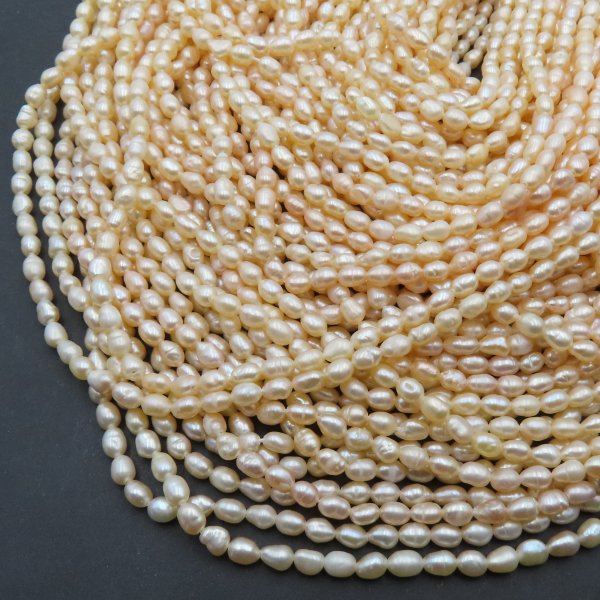 Perły Naturalne Hodowane różowe ryż 3,5-4 mm nr 260(sznur)