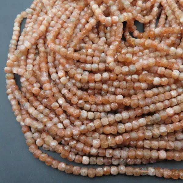 Kamień słoneczny fasetowana kostka 4 mm – sznur ok. 38 cm