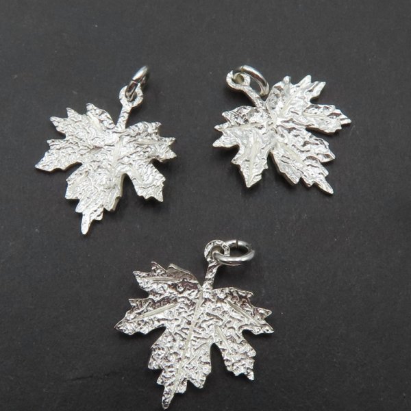 Srebro młotkowane Ag - zawieszka liść 16,3x14,8 mm