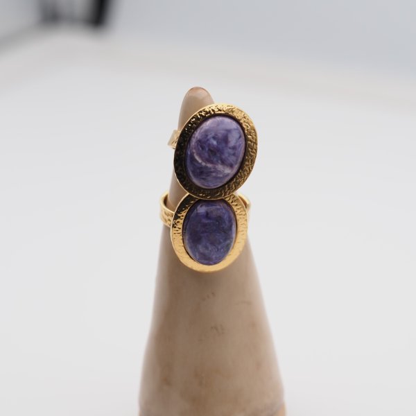 Czaroit i młotkowane srebro złocone - pierścionek owal (Rozmiar Jubilerski 11 lub 14) z regulacją