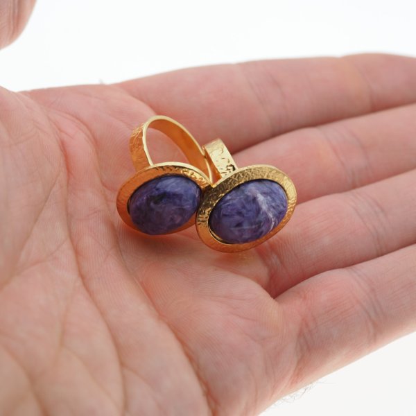 Czaroit i młotkowane srebro złocone - pierścionek owal (Rozmiar Jubilerski 11 lub 14) z regulacją