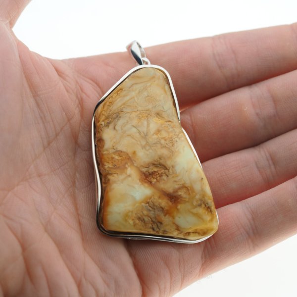 Naturalny, mleczny Bursztyn częściowo polerowany i srebro - naszyjnik na rzemieniu