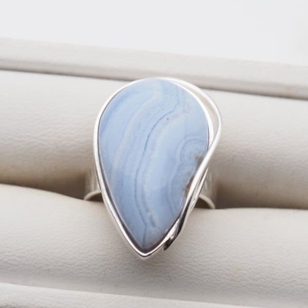 Chalcedon i srebro młotkowane - pierścionek łza (Rozmiar Jubilerski 13) z regulacją