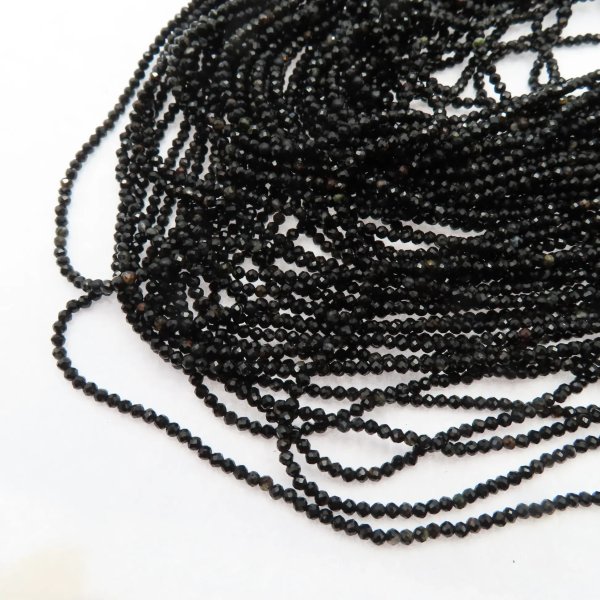 Turmalin czarny z wtrąceniami - fasetowana kulka 2 mm (sznur)
