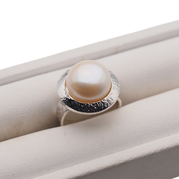 Perła biała i srebro młotkowane - pierścionek oczko okrągłe (Rozmiar Jubilerski 11) z regulacją