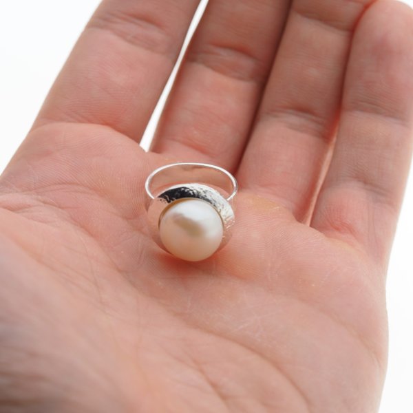 Perła biała i srebro młotkowane - pierścionek oczko okrągłe (Rozmiar Jubilerski 11) z regulacją