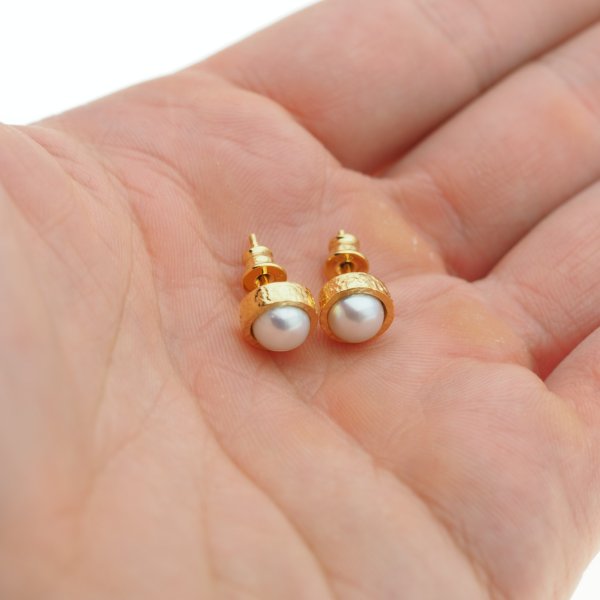 Perła biała i złocone srebro młotkowane - kolczyki sztyfty - okrągłe 6 mm (para)