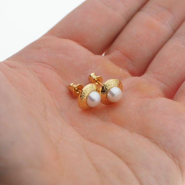 Perła biała i złocone srebro młotkowane - kolczyki sztyfty - okrągłe 6 mm (para)