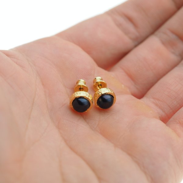 Perła granatowa i złocone srebro młotkowane - kolczyki sztyfty - okrągłe 6 mm (para)