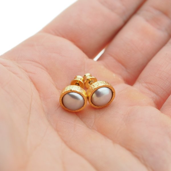 Perła różowa i złocone srebro młotkowane - kolczyki sztyfty - okrągłe 8 mm (para)
