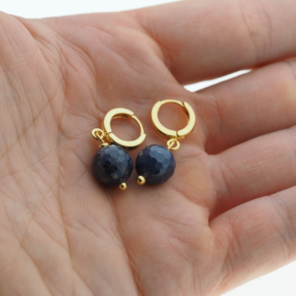 Szafir w srebrze złoconym - kolczyki fasetowane kulki