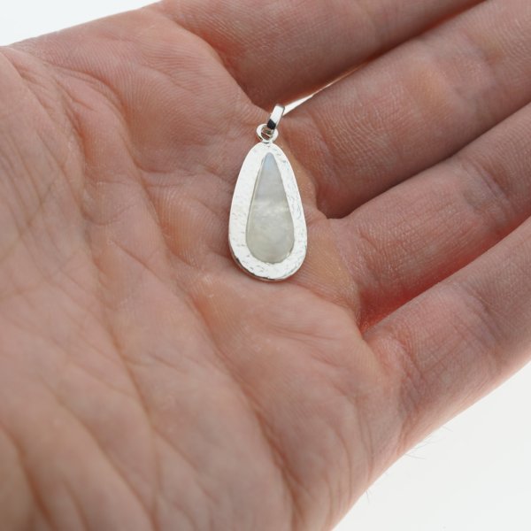Kamień Księżycowy i srebro młotkowane - wisiorek łza