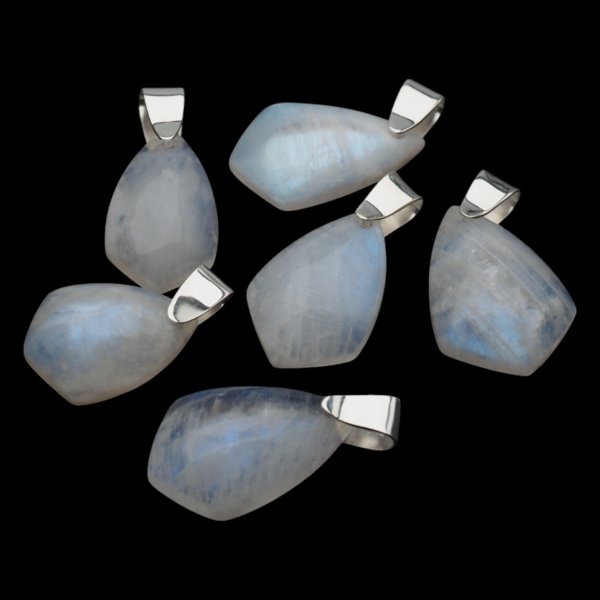 Kamień Księżycowy i srebro - zawieszka deltoid