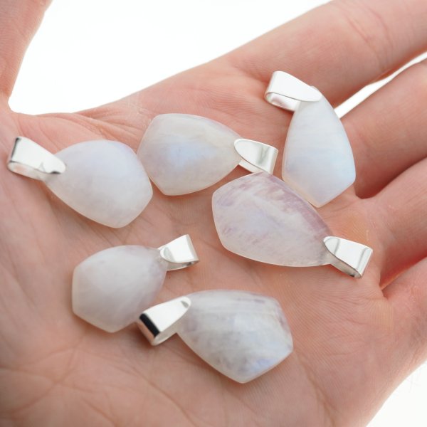 Kamień Księżycowy i srebro - zawieszka deltoid