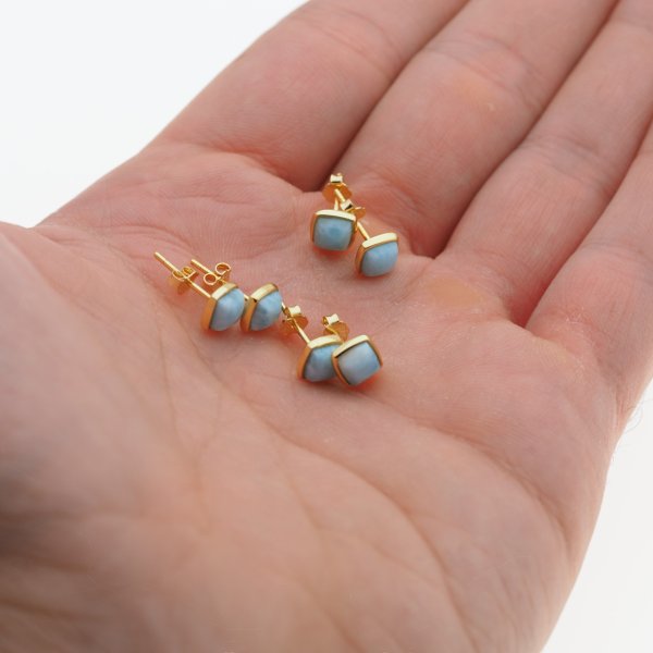 Larimar kwadratowy w srebrze złoconym - kolczyki sztyfty