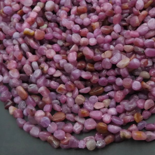 Rubin polerowany - nieregularne bryłki 6-9 (sznur)