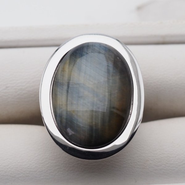 Sokole Oko w srebrze rodowanym - pierścionek