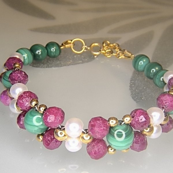 Rubiny, Malachity, Perły w srebrze złoconym  - bransoletka pleciona