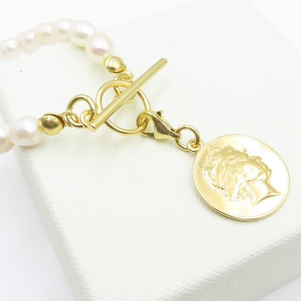 Perły Naturalne, białe i srebro złocone- naszyjnik z monetą - Królowa Elżbieta II