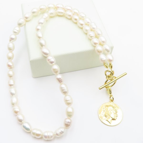 Perły Naturalne, białe i srebro złocone- naszyjnik z monetą - Królowa Elżbieta II