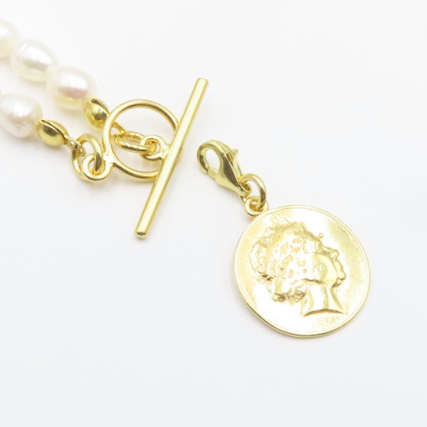 Perły Naturalne, białe i srebro złocone- naszyjnik z monetą - Królowa Elżbieta II