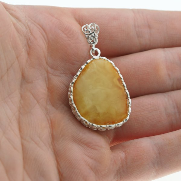 Mleczny Bursztyn surowy i srebro - zawieszka