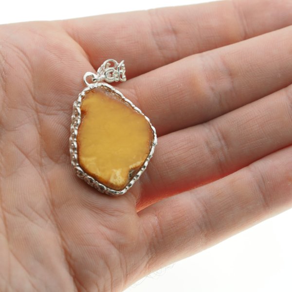 Mleczny Bursztyn surowy i srebro - zawieszka