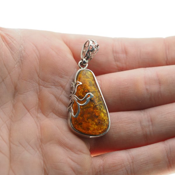 Bursztyn z łuskami i srebro - zawieszka trójkąt