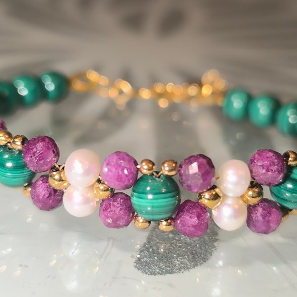 Rubiny, Malachity, Perły w srebrze złoconym  - bransoletka pleciona