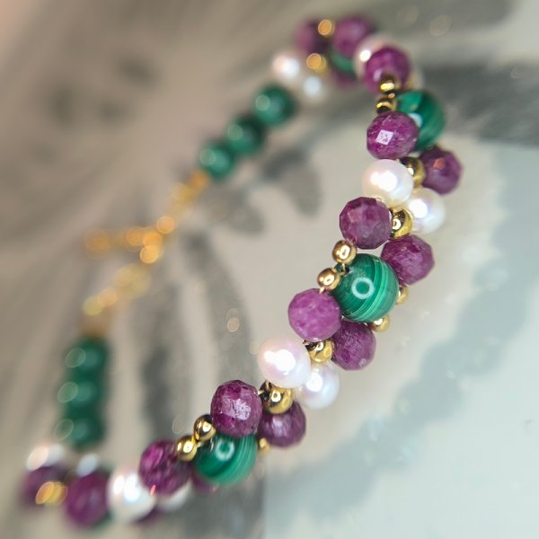 Rubiny, Malachity, Perły w srebrze złoconym  - bransoletka pleciona