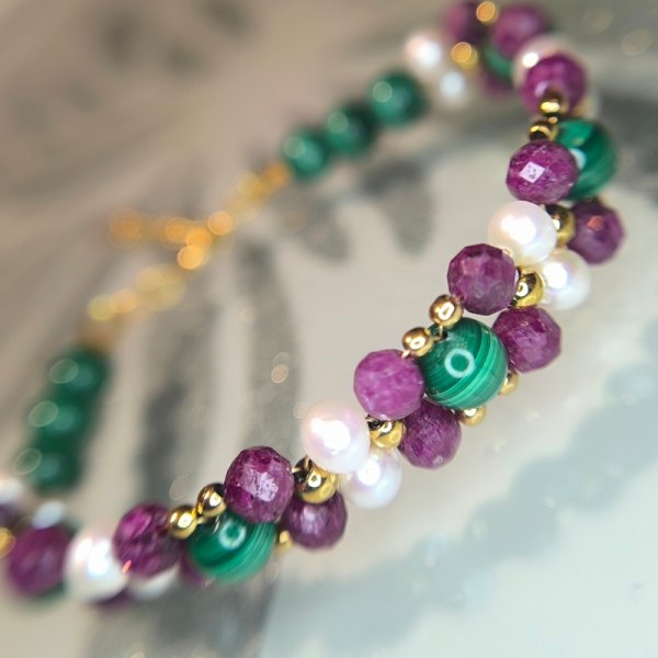 Rubiny, Malachity, Perły w srebrze złoconym  - bransoletka pleciona