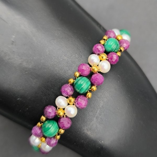 Rubiny, Malachity, Perły w srebrze złoconym  - bransoletka pleciona