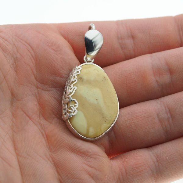 Mleczny Bursztyn i srebro - zawieszka z kwiatem