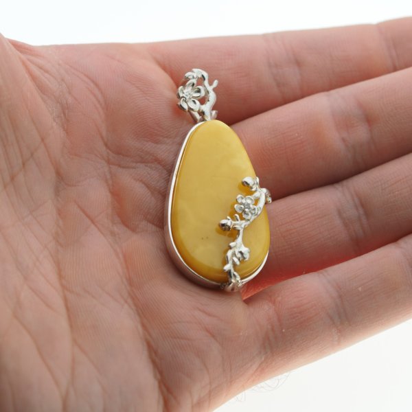 Mleczny Bursztyn i srebro - zawieszka łza z kwiatem