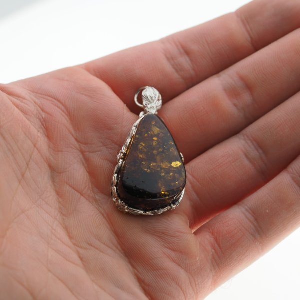 Koniakowy Bursztyn z łuskami i srebro - zawieszka trójkąt