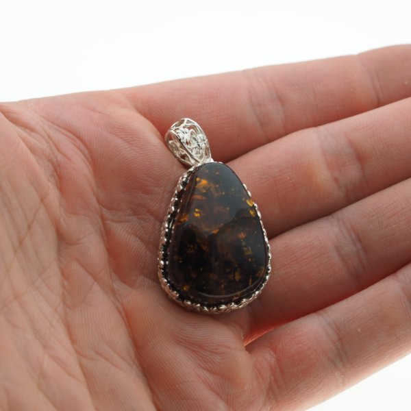 Koniakowy Bursztyn z łuskami i srebro - zawieszka trójkąt