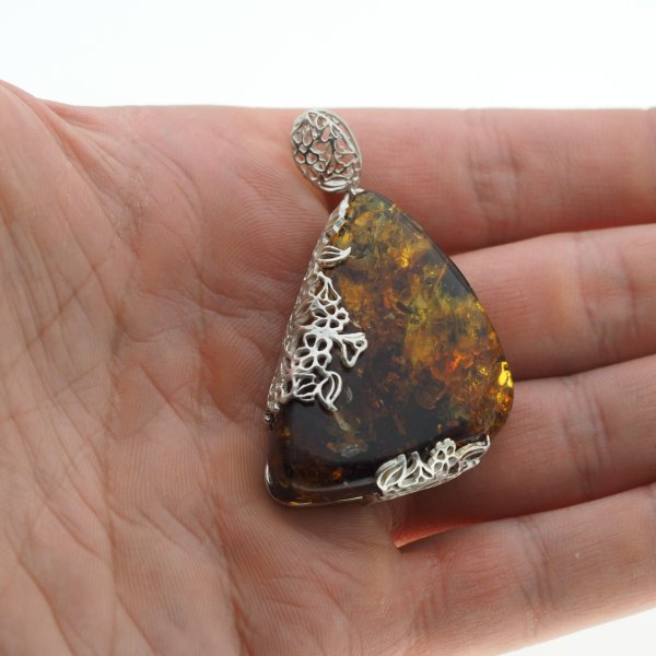 Koniakowy Bursztyn z łuskami i srebro - zawieszka trójkąt