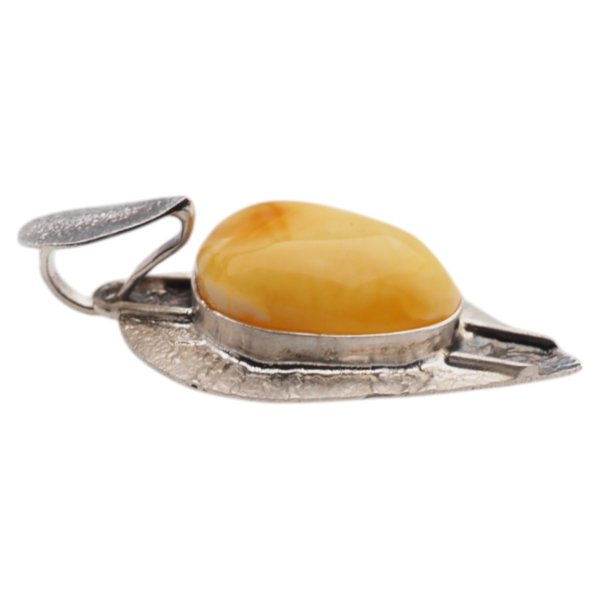 Mleczny Bursztyn i młotkowane srebro oksydowane - zawieszka