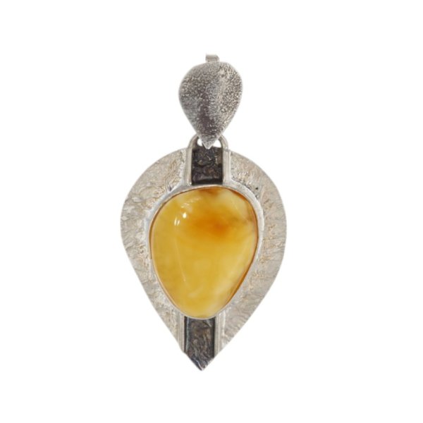 Mleczny Bursztyn i młotkowane srebro oksydowane - zawieszka