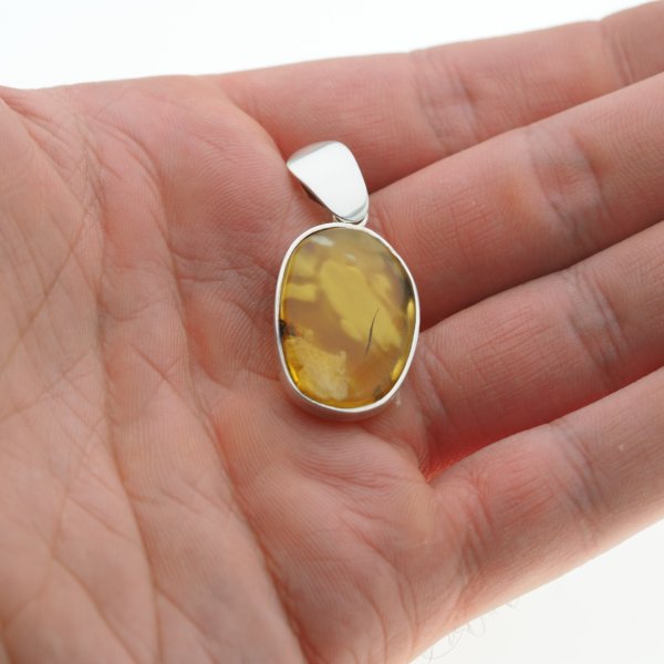 Przezroczysto-mleczny Bursztyn i srebro - zawieszka