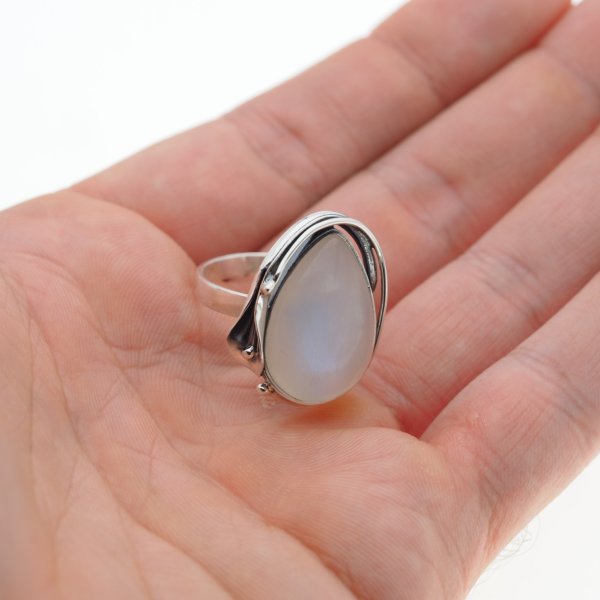 Kamień Księżycowy i srebro oksydowane - pierścionek