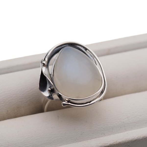 Kamień Księżycowy i srebro oksydowane - pierścionek