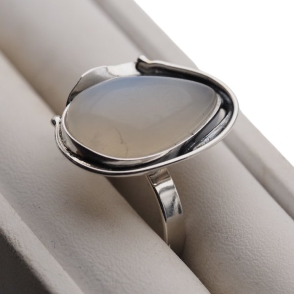 Kamień Księżycowy i srebro oksydowane - pierścionek